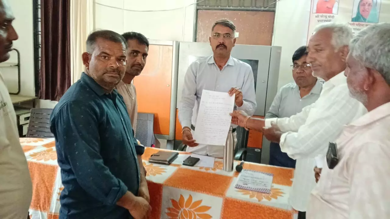 ग्राम नमाना में पेयजल कनेक्शन की मांग को लेकर सौंपा ज्ञापन