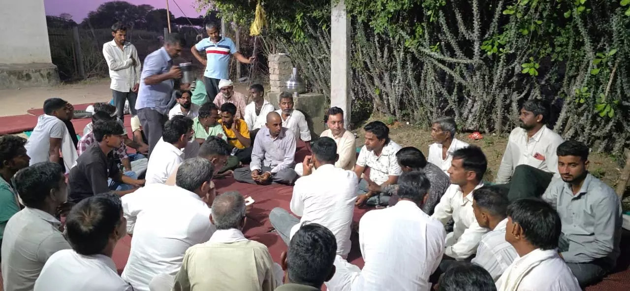 पूर्व अध्यक्ष गुर्जर ने शोकाकुल परिवारों को दी आर्थिक मदद पूर्व अध्यक्ष गुर्जर ने शोकाकुल परिवारों को दी आर्थिक मदद