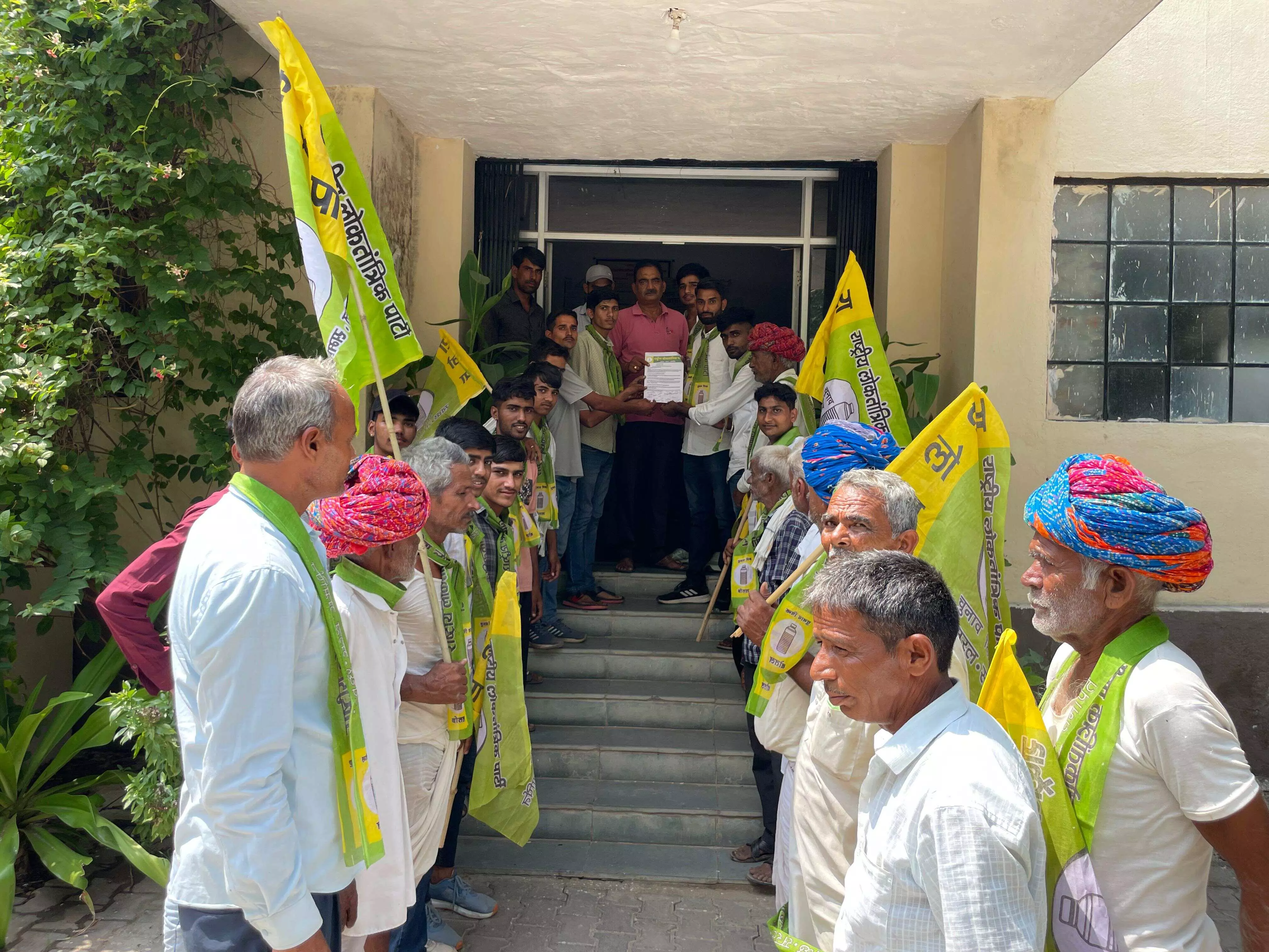 फसल खराबे के मुआवजे को लेकर एसडीएम कार्यालय पर मुख्यमंत्री के नाम सौंपा ज्ञापन