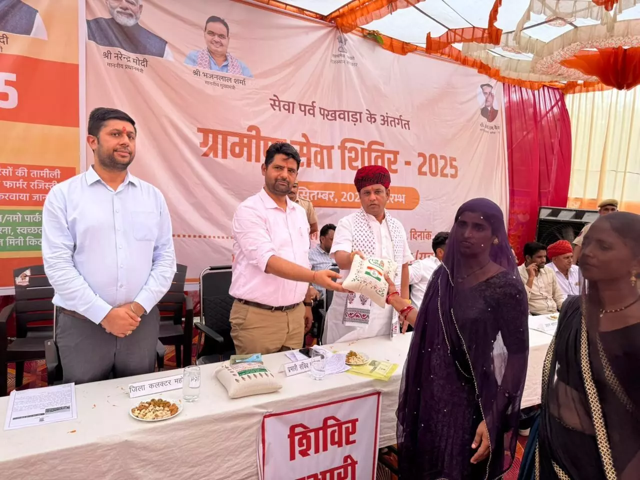 विधायक बैरवा, प्रभारी सचिव, जिला कलेक्टर ने महुआ खुर्द ग्रामीण सेवा शिविर किया अवलोकन