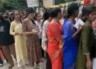 भीलवाड़ा में 21 सेंटर पर शुरू हुए ग्रेड फोर्थ भर्ती एग्जाम,ग्रेड फोर्थ भर्ती परीक्षा- महिला अभ्यर्थियों की बालियां उतरवाईं भीलवाड़ा में 21 सेंटर पर शुरू हुए ग्रेड फोर्थ भर्ती एग्जाम,ग्रेड फोर्थ भर्ती परीक्षा- महिला अभ्यर्थियों की बालियां उतरवाईं