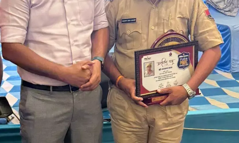 रायला थाने में बेहतर पुलिसकर्मी कांस्टेबल नारायण व राजेश को किया सम्‍मान‍ित