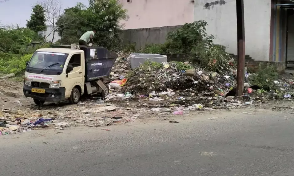 स्वच्छता पर करोड़ों खर्च, लेकिन बदबू और गंदगी से बेहाल आमजन