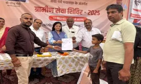 शहरी एवं ग्रामीण सेवा शिविर में हाथों हाथ लाभान्वित हो रहे लोग