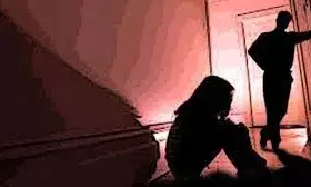 शिक्षक का रिश्तेदार पड़ौसी के घर में घुसा, महिला से की छेड़छाड़, ग्रामीणों ने धुनाई कर आरोपित को पुलिस को सौंपा