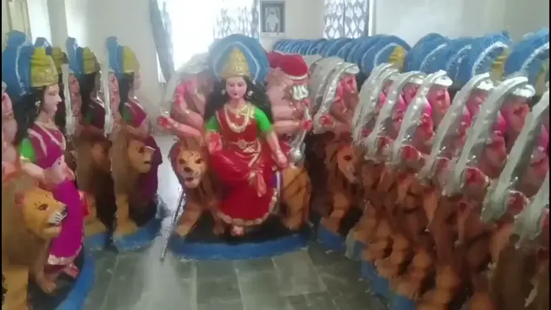 दुर्गा महोत्सव हेतु समिति ने तैयार करवाई 200 दुर्गा प्रतिमाएं दुर्गा महोत्सव हेतु समिति ने तैयार करवाई 200 दुर्गा प्रतिमाएं