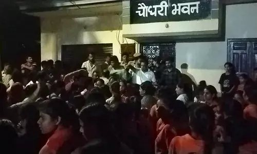 दुर्गाशक्ति की बहनों को एक दिन पहले शाखा नहीं चलाने की धमकी देने व बेल्ट दिखाने वाले युवक ने अब की गाली-गलौच, गरमाया माहौल, गिरफ्तारी की मांग को लेकर धरना