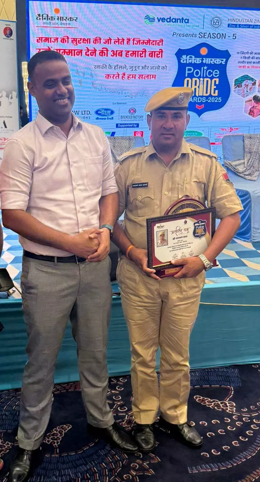 रायला थाने में बेहतर पुलिसकर्मी कांस्टेबल नारायण व राजेश को किया सम्‍मान‍ित