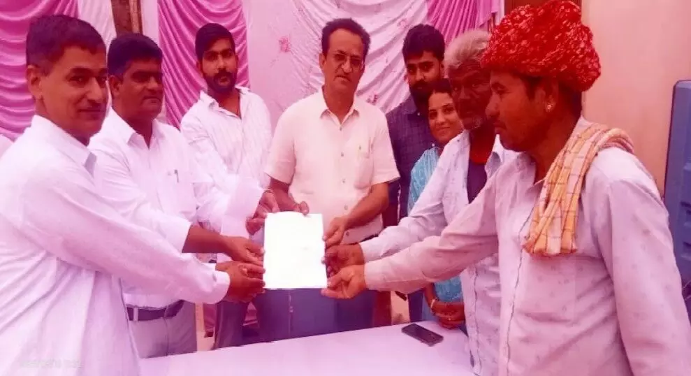 खेत का बटवारा हुआ लेकिन जुड़ गई खुशियाँ, दो भाईयों के चेहरे पर लौटी मुस्कान खेत का बटवारा हुआ लेकिन जुड़ गई खुशियाँ, दो भाईयों के चेहरे पर लौटी मुस्कान