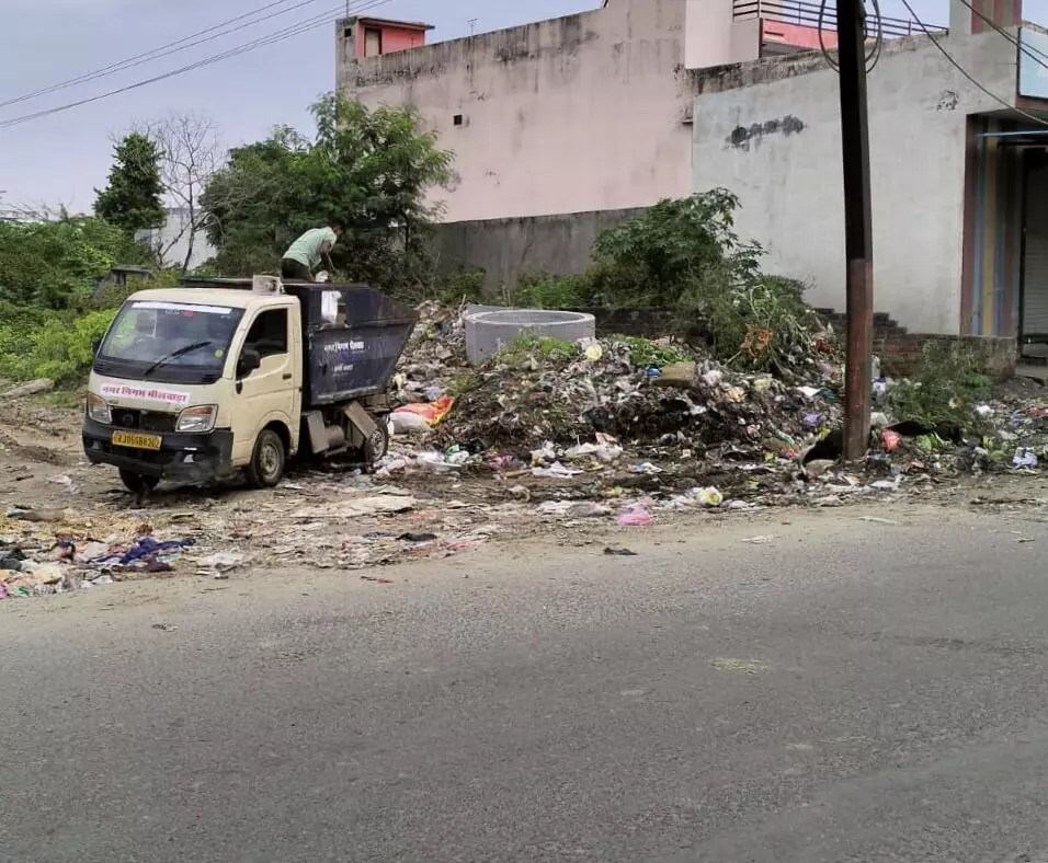 स्वच्छता पर करोड़ों खर्च, लेकिन बदबू और गंदगी से बेहाल आमजन