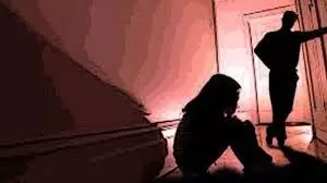 शिक्षक का रिश्तेदार पड़ौसी के घर में घुसा, महिला से की छेड़छाड़, ग्रामीणों ने धुनाई कर आरोपित को पुलिस को सौंपा शिक्षक का रिश्तेदार पड़ौसी के घर में घुसा, महिला से की छेड़छाड़, ग्रामीणों ने धुनाई कर आरोपित को पुलिस को सौंपा