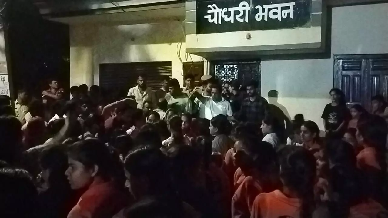 दुर्गाशक्ति की बहनों को एक दिन पहले शाखा नहीं चलाने की धमकी देने व बेल्ट दिखाने वाले युवक ने अब की गाली-गलौच, गरमाया माहौल, गिरफ्तारी की मांग को लेकर धरना दुर्गाशक्ति की बहनों को एक दिन पहले शाखा नहीं चलाने की धमकी देने व बेल्ट दिखाने वाले युवक ने अब की गाली-गलौच, गरमाया माहौल, गिरफ्तारी की मांग को लेकर धरना