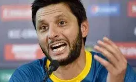 “मैं उसे मर्द नहीं मानता”… शाहिद अफरीदी ने इरफान पठान पर लगाया करारा आरोप, सोशल मीडिया पर फैंस  बिफ़र !