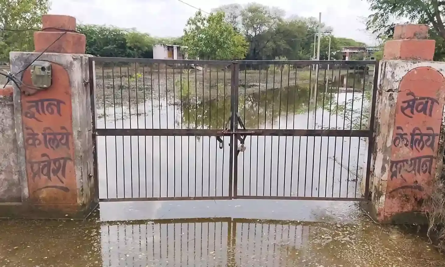 आसींद में राजकीय आदिवासी प्राथमिक विद्यालय भवन परिसर में जल भराव,  सार्वजनिक भवन में संचालित