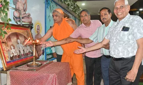 “धन के समुद्र मत बनो, दान के झरने बनो: महाराज की जीवन सीख” “धन के समुद्र मत बनो, दान के झरने बनो: महाराज की जीवन सीख”