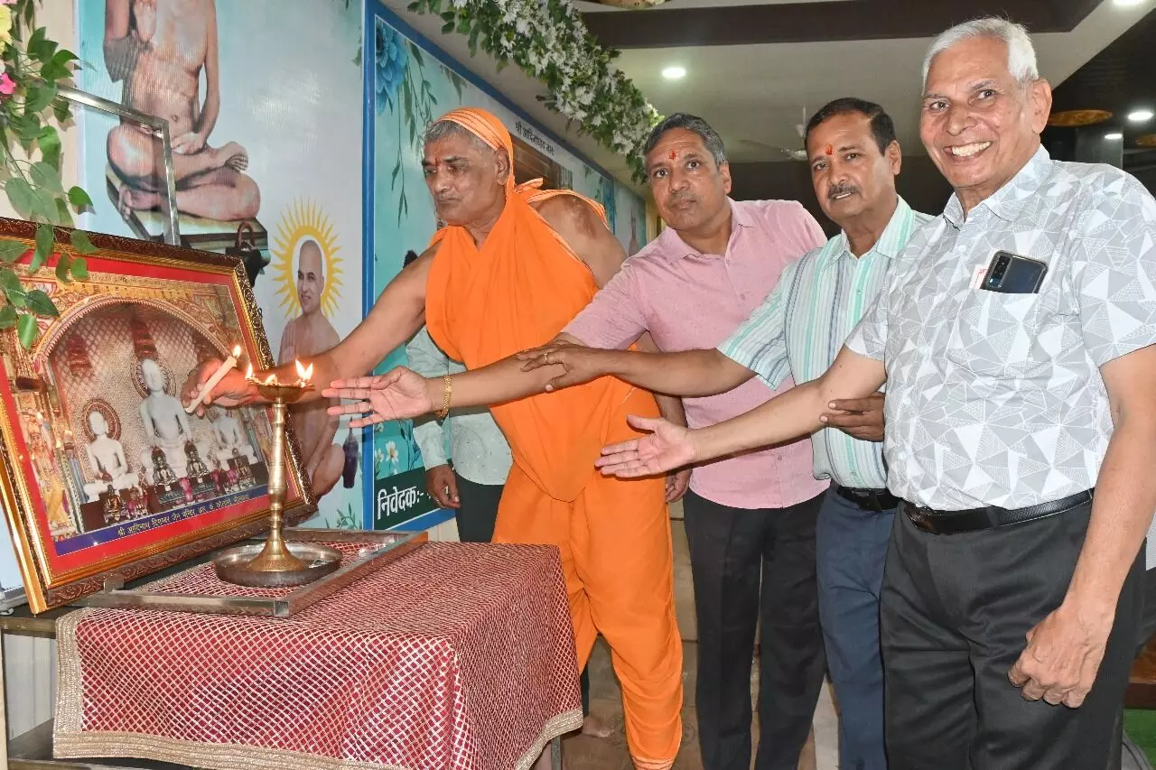 “धन के समुद्र मत बनो, दान के झरने बनो: महाराज की जीवन सीख” “धन के समुद्र मत बनो, दान के झरने बनो: महाराज की जीवन सीख”