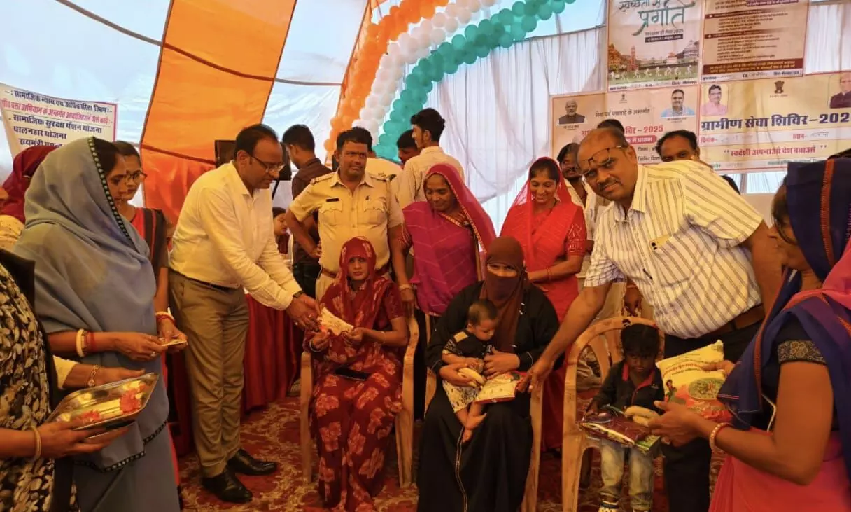 ग्रामीण सेवा शिविर में लाभार्थियों को वितरित किए आवास पट्टे, ग्रामीणों ने जताया आभार ग्रामीण सेवा शिविर में लाभार्थियों को वितरित किए आवास पट्टे, ग्रामीणों ने जताया आभार