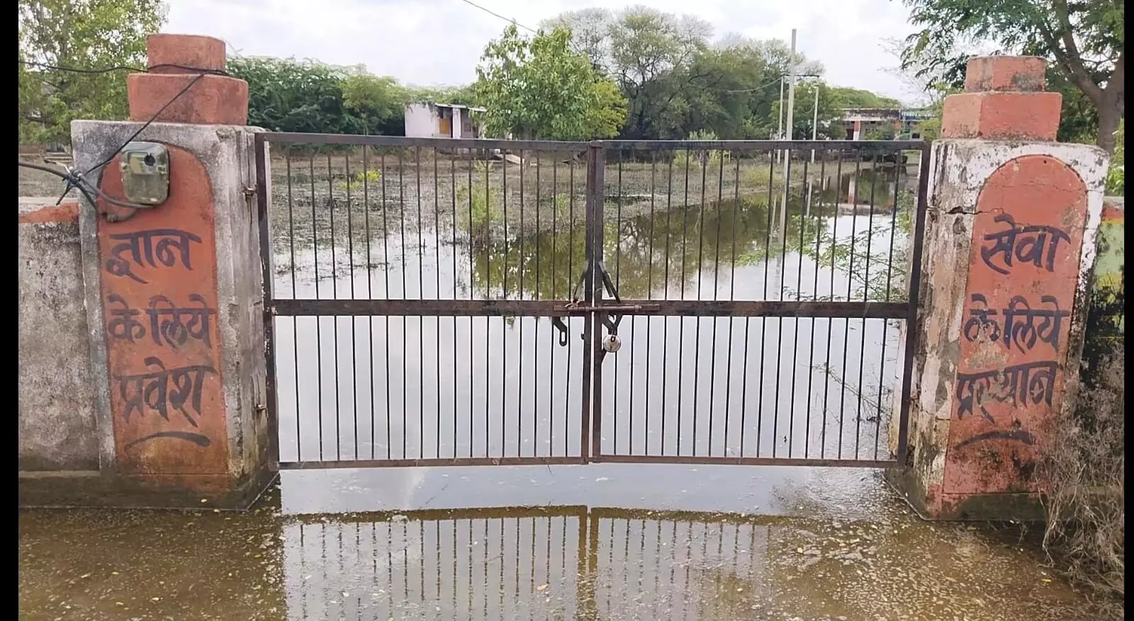 आसींद में राजकीय आदिवासी प्राथमिक विद्यालय भवन परिसर में जल भराव,  सार्वजनिक भवन में संचालित
