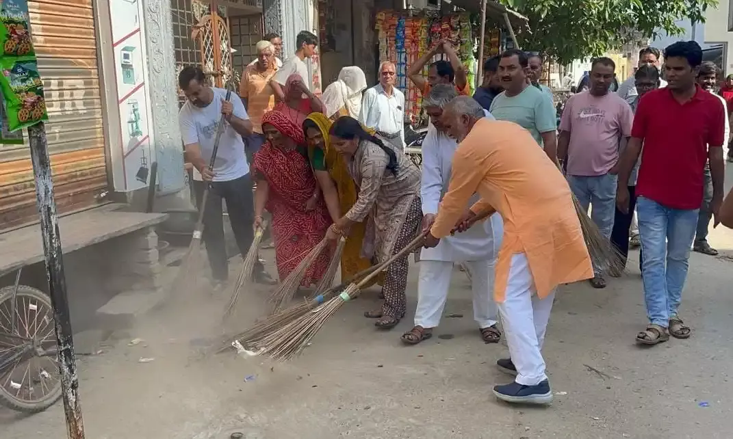 सेवा पखवाड़ा में रायपुर में देवस्थान पर झाड़ू लगा किया स्वच्छ