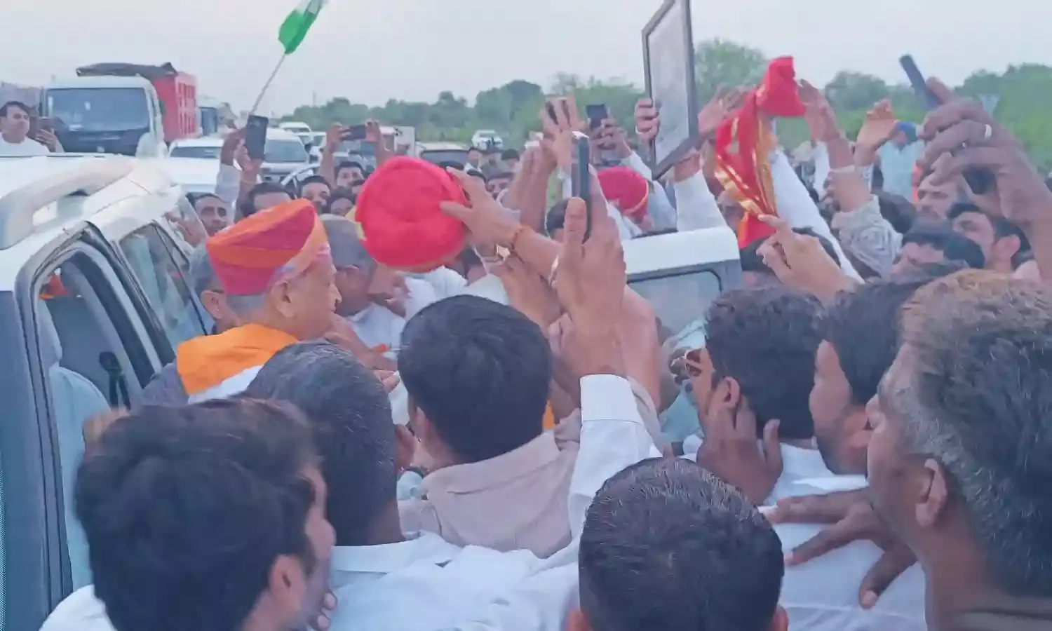 पूर्व मुख्यमंत्री गहलोत का पूर्व राज्यमंत्री जाड़ावत के नेतृत्व में हुआ स्वागत