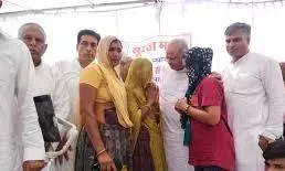 चित्तौड़गढ़: अशोक गहलोत ने सूरज माली के परिजनों से की मुलाकात, हर संभव मदद का दिया भरोसा