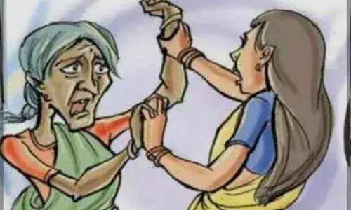 बहू ने सास व 2 माह के नवजात बेटे को चाकू मारने के बाद काटली अपने हाथ की नसें, दो को किया उदयपुर रैफर