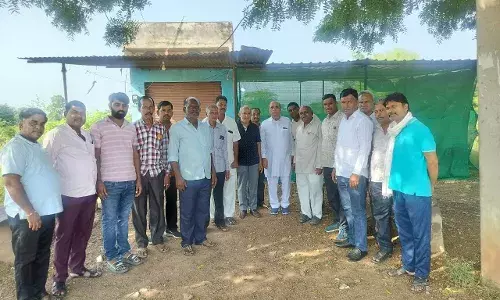 महुआ से मानपुरा सड़क मार्ग खस्ता हालत के बारे में विधायक से बात की।