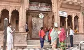 VIP पर्ची बंद होने के बाद बदल गया बांकेबिहारी मंदिर में दर्शन का समय