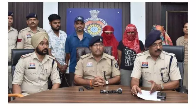 शेयर मार्केट में निवेश के नाम पर 12 करोड़ की ठगी, पति पत्नी सहित पांच लोग गिरफ्तार शेयर मार्केट में निवेश के नाम पर 12 करोड़ की ठगी, पति पत्नी सहित पांच लोग गिरफ्तार