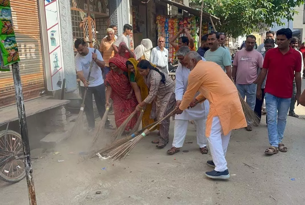 सेवा पखवाड़ा में रायपुर में देवस्थान पर झाड़ू लगा किया स्वच्छ