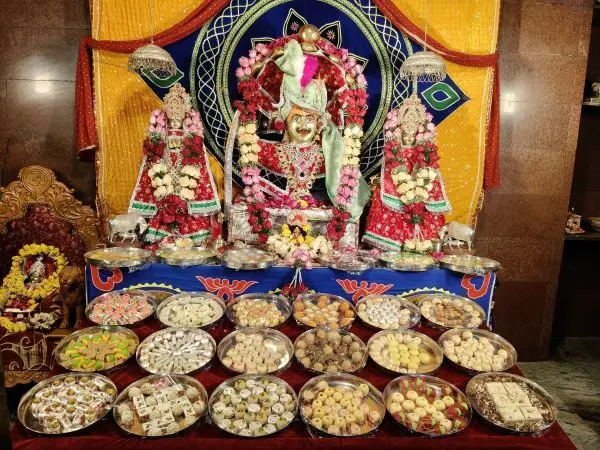 कल्लाजी वेदपीठ पर ठाकुर जी को धराया छप्पन भोग, शारदीय नवरात्रि के अनुष्ठान आज से