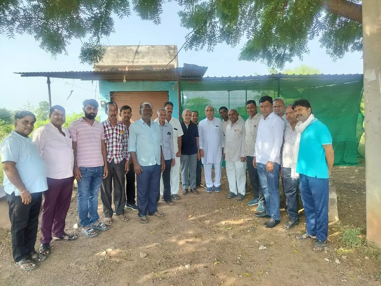 महुआ से मानपुरा सड़क मार्ग खस्ता हालत के बारे में विधायक से बात की। महुआ से मानपुरा सड़क मार्ग खस्ता हालत के बारे में विधायक से बात की।