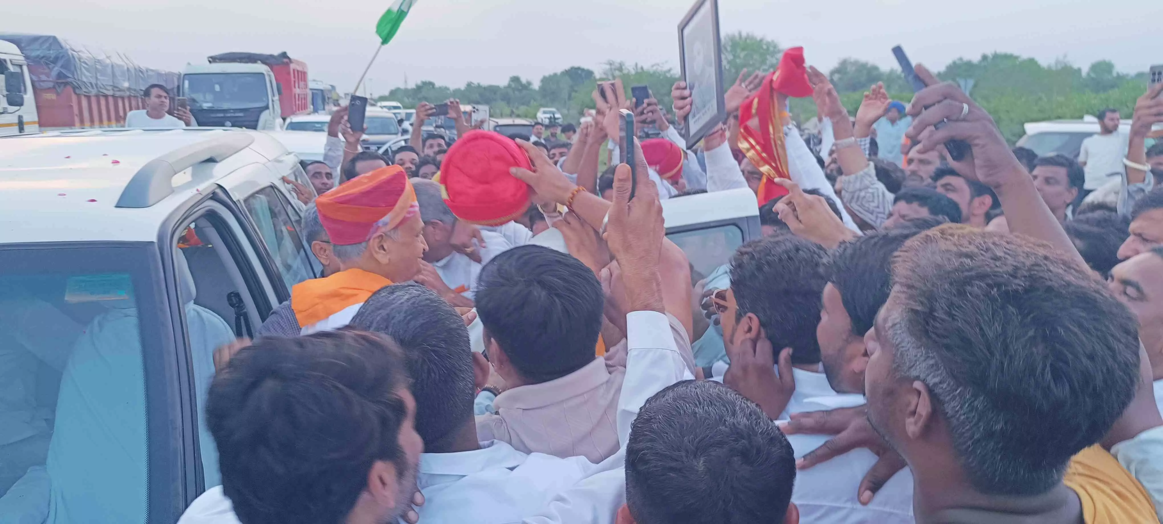 पूर्व मुख्यमंत्री गहलोत का पूर्व राज्यमंत्री जाड़ावत के नेतृत्व में हुआ स्वागत पूर्व मुख्यमंत्री गहलोत का पूर्व राज्यमंत्री जाड़ावत के नेतृत्व में हुआ स्वागत