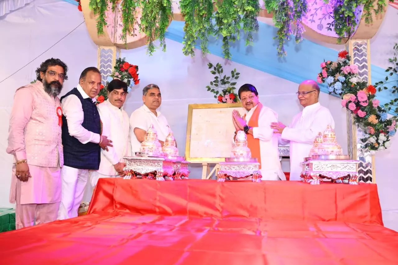 श्रद्धा एवं भक्ति की बही अविरल धारा, हजारों भक्तों ने की प्रभु अरिष्टनेमी व पार्श्वनाथ भगवान की आराधना श्रद्धा एवं भक्ति की बही अविरल धारा, हजारों भक्तों ने की प्रभु अरिष्टनेमी व पार्श्वनाथ भगवान की आराधना