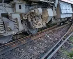 कोयला लोडिंग के लिए जा रही खाली मालगाड़ी के तीन डिब्बे पटरी से उतरे