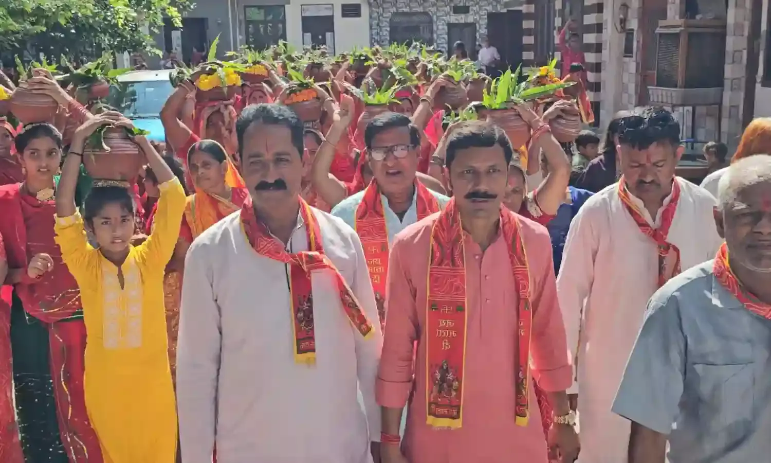 11 दिवसीय धार्मिक आयोजन का भव्य शुभारंभ, कलश यात्रा से कार्यक्रमों की शुरुआत 11 दिवसीय धार्मिक आयोजन का भव्य शुभारंभ, कलश यात्रा से कार्यक्रमों की शुरुआत