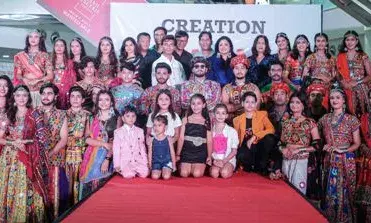 बच्चों व बड़े मॉडल्स ने गुजराती आउटफिट पहने रैंप पर डिजाइनर कलेक्शन प्रदर्शन किया