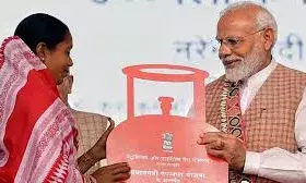 नवरात्र में महिलाओं को तोहफा: सरकार बांटेगी 25 लाख मुफ्त एलपीजी कनेक्शन