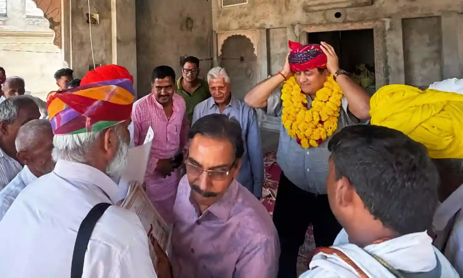 शाहपुरा: पूर्व कलेक्टर शेखावत का देवखेड़ा दौरा, क्रांतिकारी की जन्मभूमि पर किया नमन