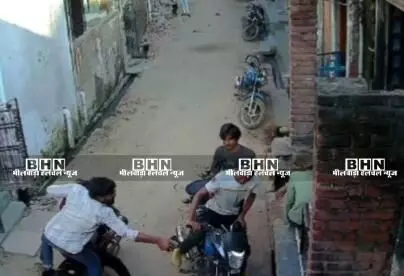 घर के बाहर बैठे पिता-पुत्री पर बाइकर्स ने फैंका कीचड़, पुलिस को दी रिपोर्ट, नहीं हुई कार्रवाई