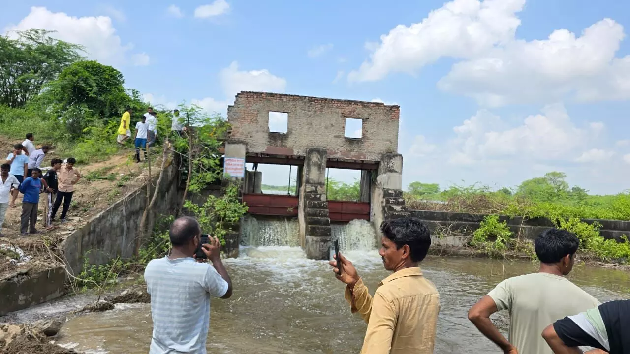 पूजा-अर्चना के बाद धमाणा तालाब का गेट खोला, कपासन तालाब में पानी की आवक शुरू, गूंजे सांवरियासेठ और रणछोड़नाथ के जयकारे पूजा-अर्चना के बाद धमाणा तालाब का गेट खोला, कपासन तालाब में पानी की आवक शुरू, गूंजे सांवरियासेठ और रणछोड़नाथ के जयकारे