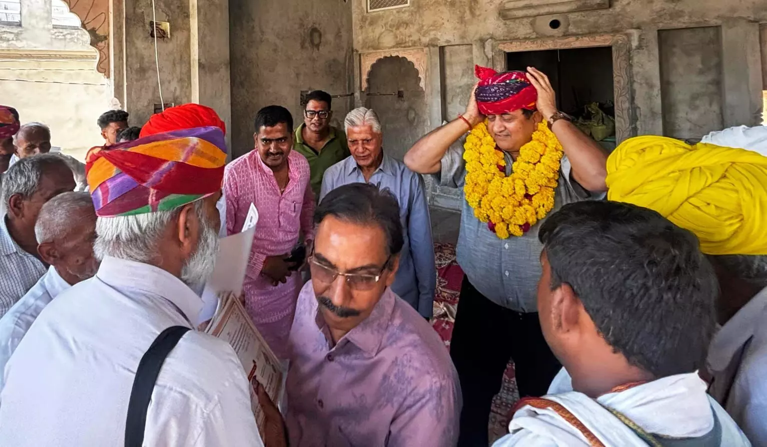 शाहपुरा: पूर्व कलेक्टर शेखावत का देवखेड़ा दौरा, क्रांतिकारी की जन्मभूमि पर किया नमन शाहपुरा: पूर्व कलेक्टर शेखावत का देवखेड़ा दौरा, क्रांतिकारी की जन्मभूमि पर किया नमन