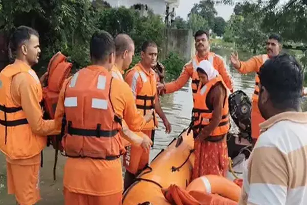 महाराष्ट्र में बाढ़ का कहर: बीड, धाराशिव और सोलापुर में एनडीआरएफ ने 94 लोगों को बचाया