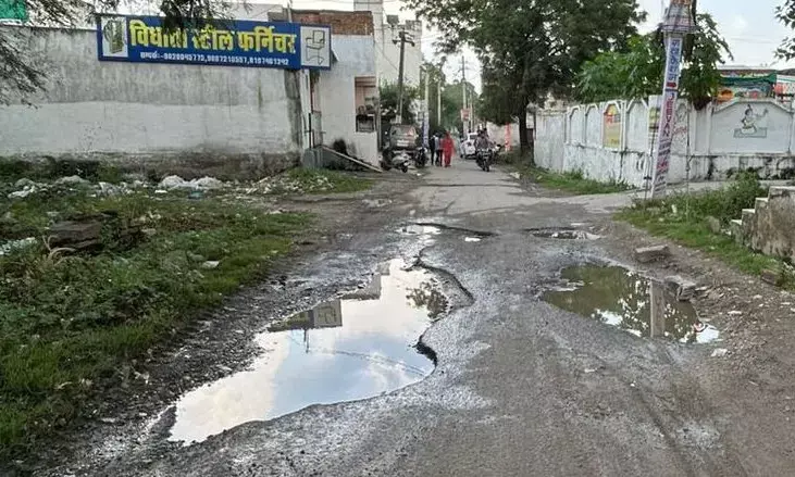 पुरोहितों की मादड़ी में टूटी सडक़ से आमजन परेशान, रोज हो रहे है हादसे शिकार