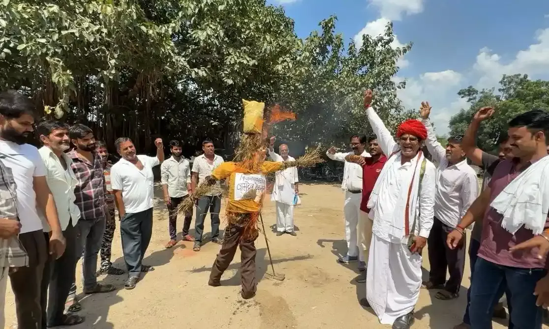 विधानसभा में लगे कैमरों के विरोध में कांग्रेस का प्रदर्शन, अध्यक्ष का पुतला फूंका