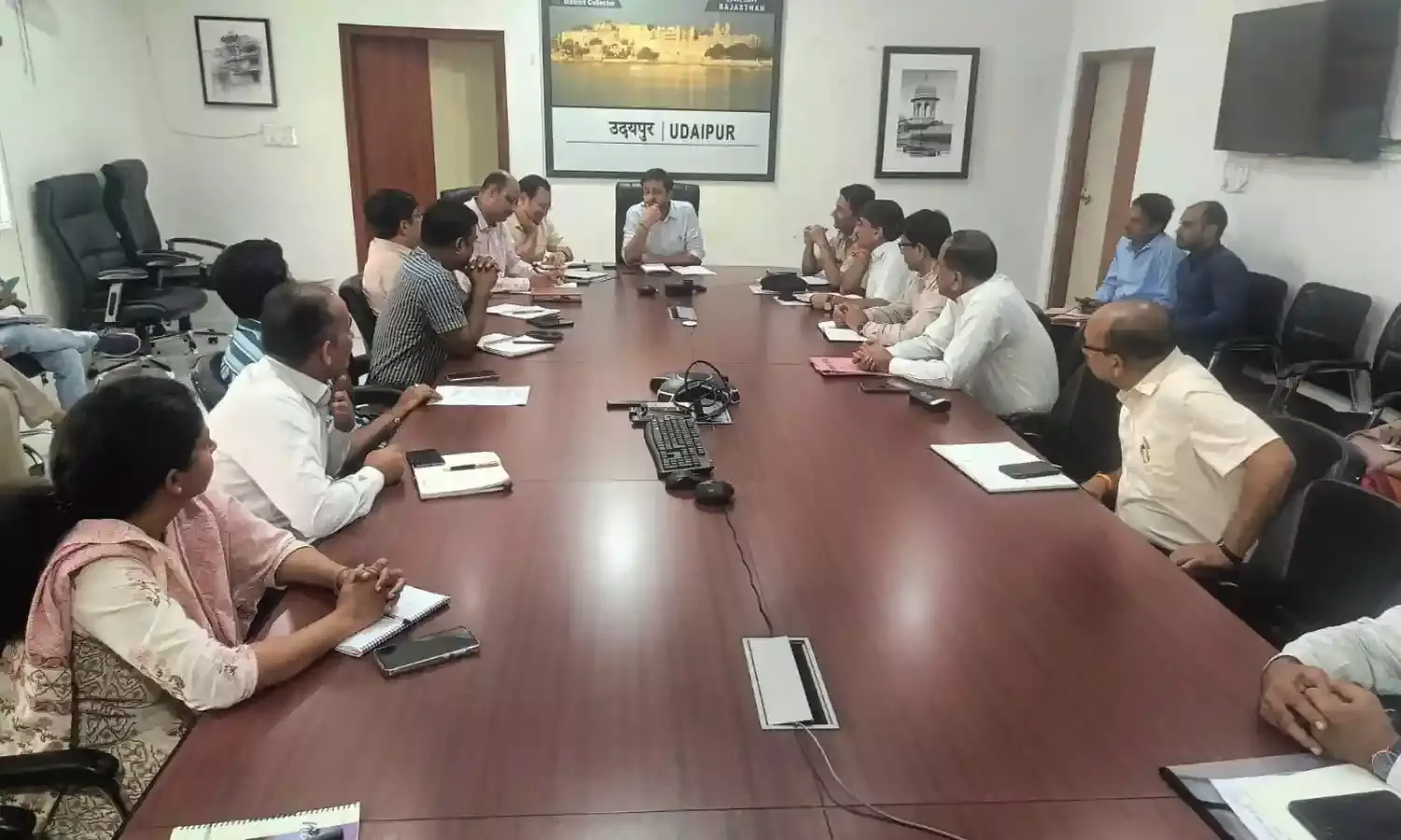 पीएम मोदी की प्रस्तावित बांसवाड़ा यात्रा को लेकर ज‍िला कलक्टर ने की डबोक एयरपोर्ट पर ट्रांसिट संबंधी तैयारियों की समीक्षा