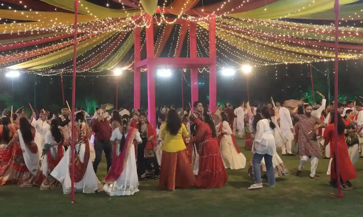 जैन समाज के गरबा महोत्सव में देर रात तक खनके डांडिया