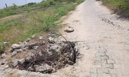 बेरा चौराहे पर गहरे खड्डे से दुर्घटना का खतरा, ग्रामीणों ने सड़क मरम्मत की उठाई मांग