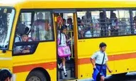 बच्चों की जिंदगी से खिलवाड़!    दोपहर की धूप में अटकीं स्कूल बसें, न फिटनेस न परमिट