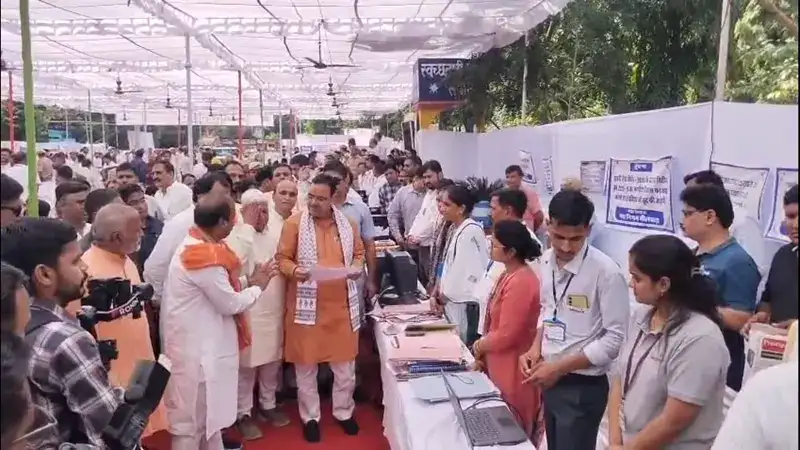 मुख्यमंत्री ने शहरी सेवा शिविर का लिया जायजा, लाभार्थियों से की चर्चा
